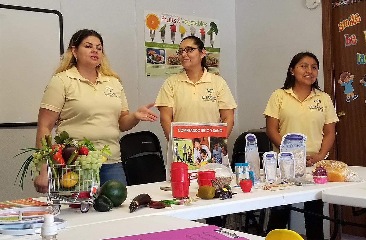 Promotoras de salud at UnidosUS Affiliate Hispanic Services Council conduct a charla. | Comprando Rico y Sano
